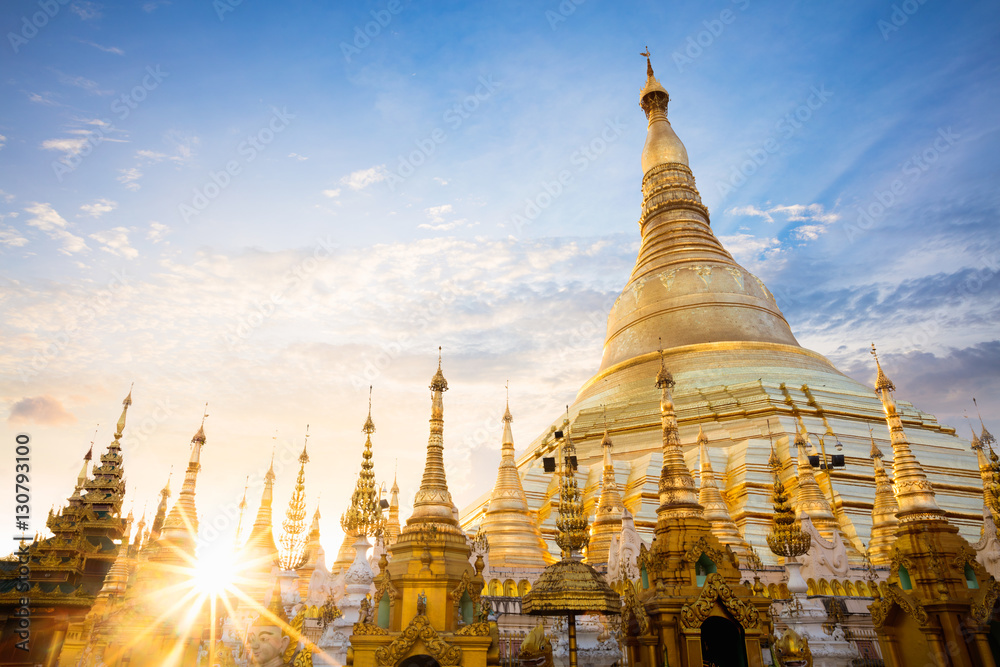 Shwedagon pagoda at sunset, Yangon Myanmar - obrazy, fototapety, plakaty 