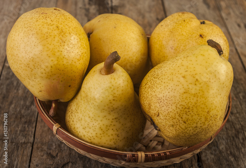 Cuadro en lienzo Delicious Williams or Bartlett pears on a rustic wooden kitchen table