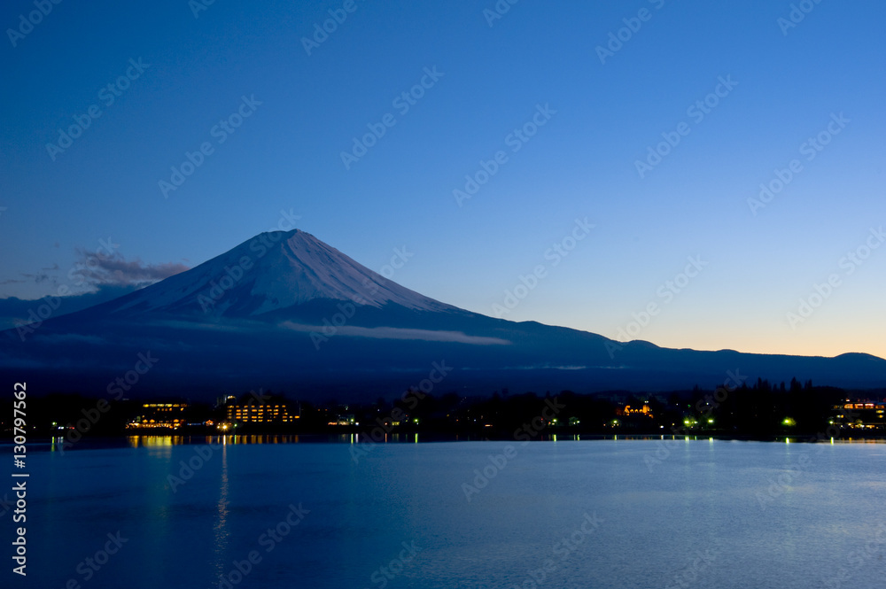 夕景の河口湖と富士山