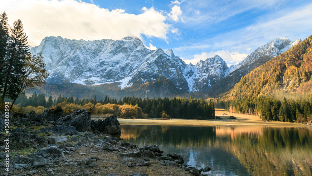 Obraz premium autumn sunrise at the alpine lake