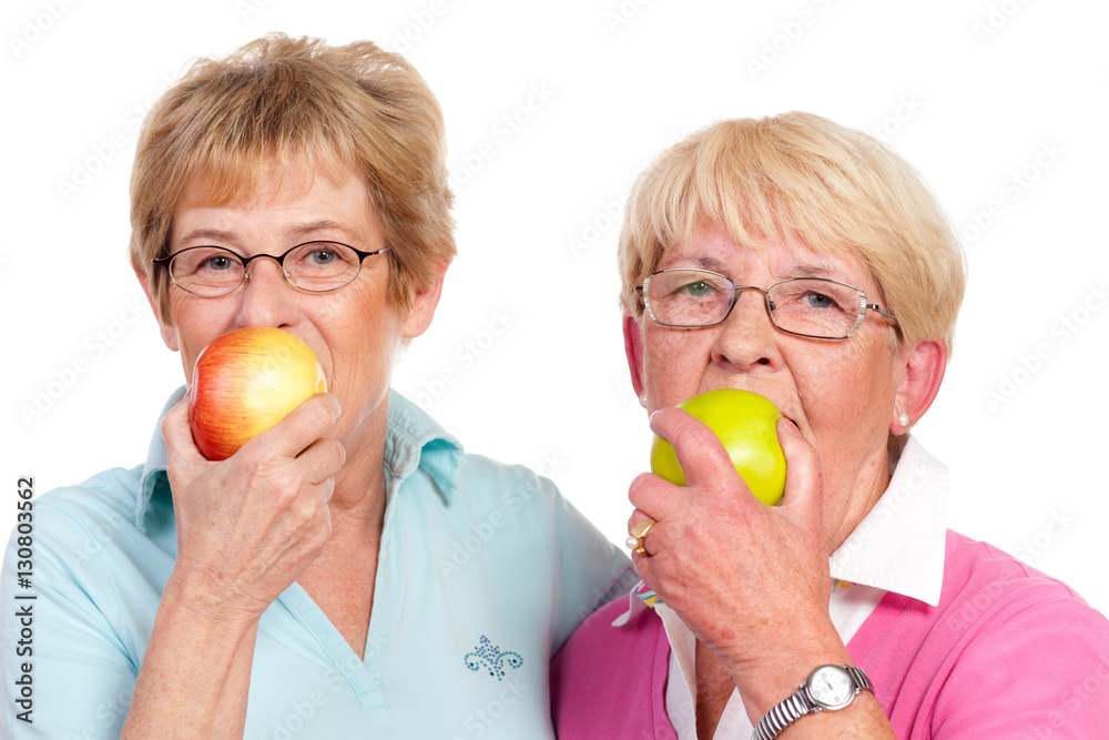senioren ernähren sich gesund mit einem apfel senioren ernähren sich gesund mit einem apfel