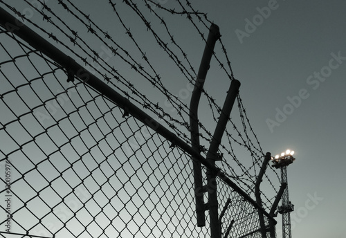 夜空に対して有刺鉄線と照明