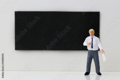 教師と黒板 © kelly marken