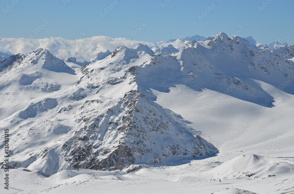 покрытые снегом вершины Северного Кавказа
