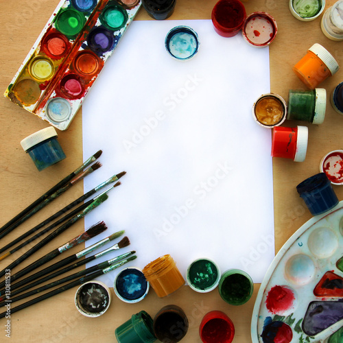 Кисти и краски для рисования