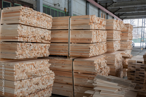 Φωτογραφία Warehouse: fastened sawn rectangular wooden pine sticks.