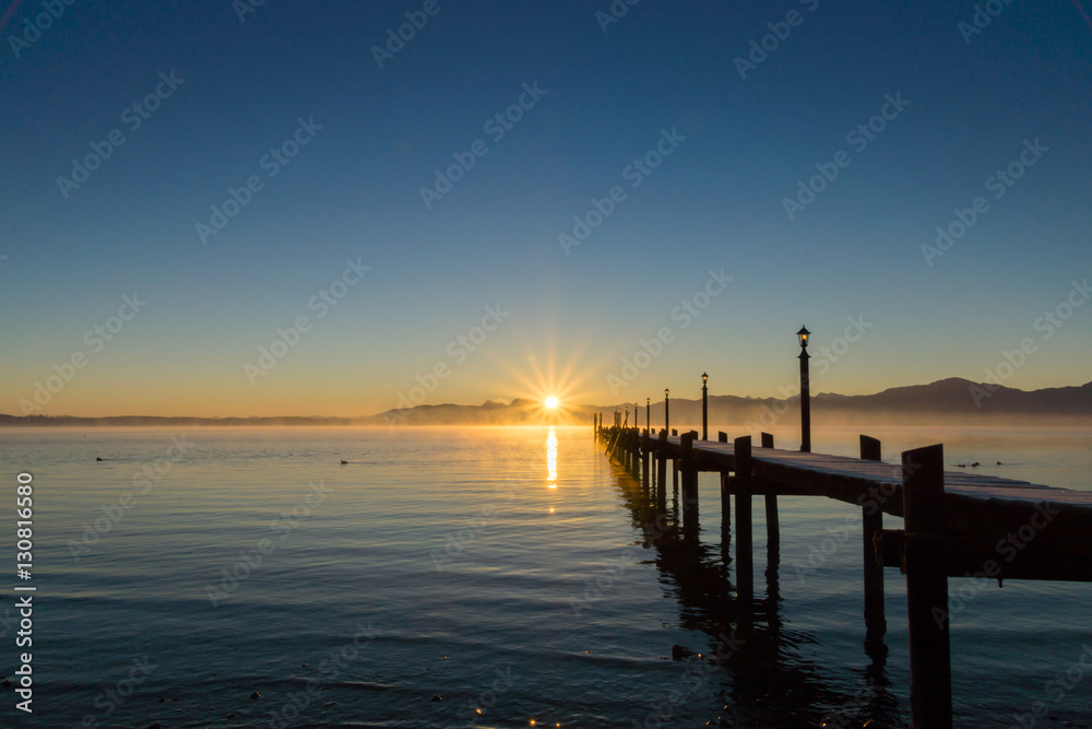 Fototapeta premium Wschód słońca na promenadzie