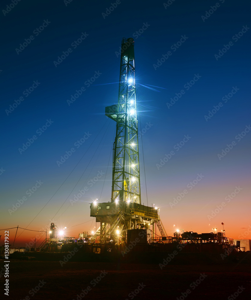 The oil derrick is homework, in the evening The oil derrick is homework, in the evening