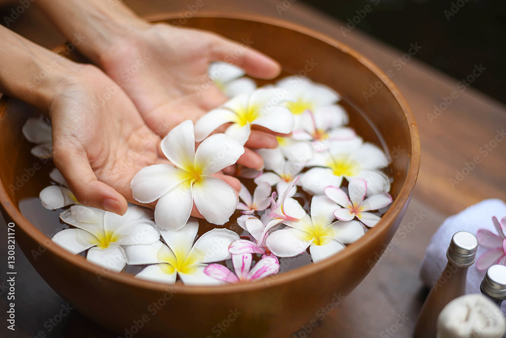 Spa massage compress balls, herbal ball on the wooden with tream Spa massage compress balls, herbal ball on the wooden with tream