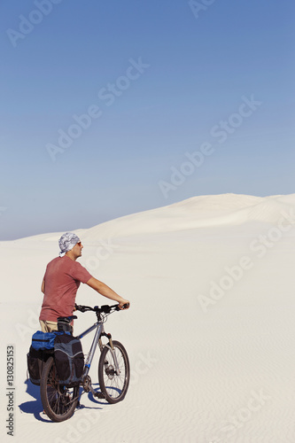 Fototapeta Naklejka Na Ścianę i Meble -  Traveling man on a bicycle in the desert.