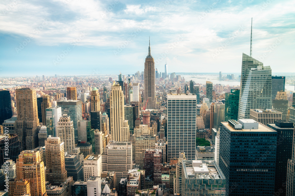 Obraz premium MIASTO NOWY JORK: Obserwatorzy oglądają Midtown z centrum Rockefellera Top of the Rock. Manhattan jest często opisywany jako kulturalna i finansowa stolica świata.