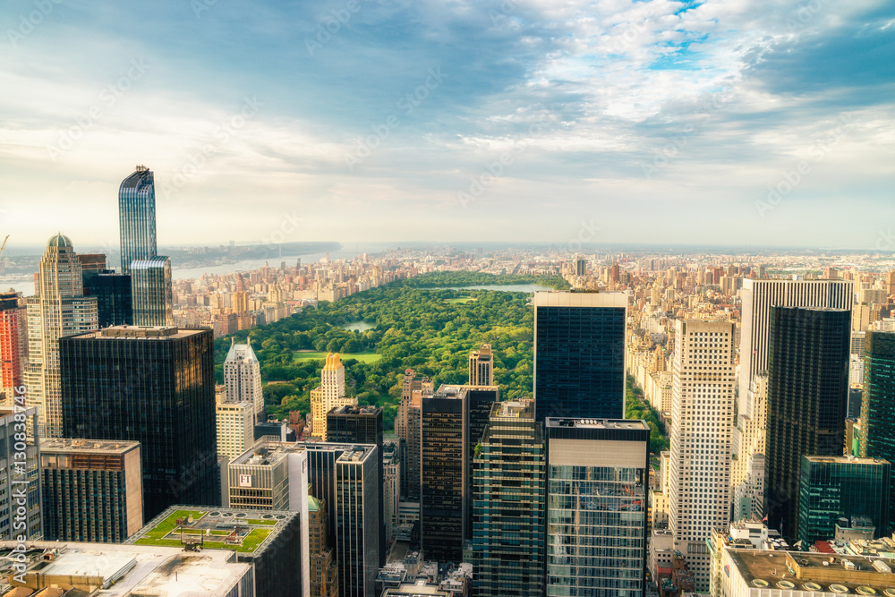 Obraz premium MIASTO NOWY JORK: Obserwatorzy oglądają Midtown z centrum Rockefellera Top of the Rock. Manhattan jest często opisywany jako kulturalna i finansowa stolica świata.