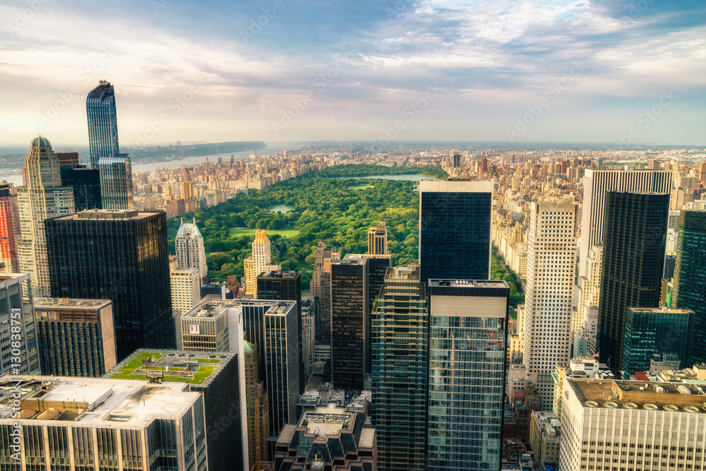 Obraz premium NEW YORK CITY: Observers view Midtown from Top of the Rock Rockefeller center. Manhattan is often described as the cultural and financial capital of the world.