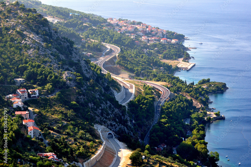 Naklejka premium Chorwacja - droga nad brzegiem w okolicach miasta Omiś