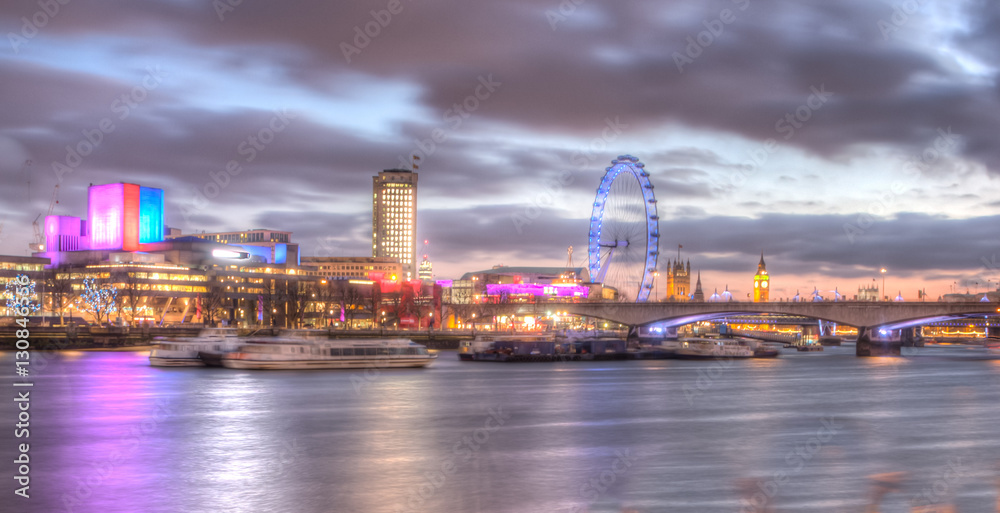 Obraz premium Sunset by the Thames River