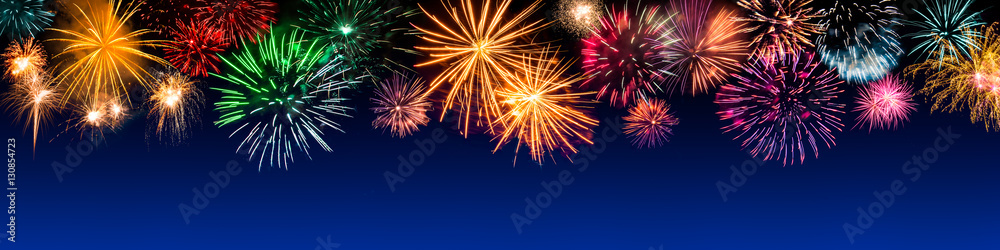 Buntes Silvester Feuerwerk als Panorama Hintergrund Buntes Silvester Feuerwerk als Panorama Hintergrund