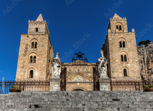 Billede på lærred Cefalu's Cathedral, one of the most interesting buildings in Sicily, originated by the Norman King Roger II, consecrated in 1267
