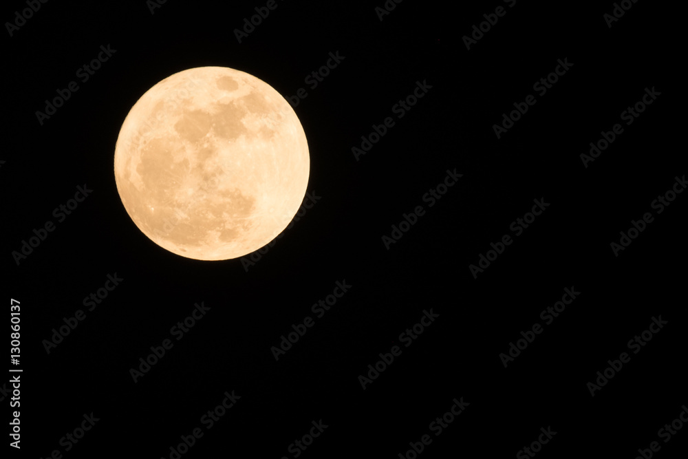 Obraz premium A full moon captured from Bangkok Thailand
