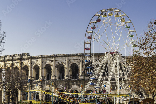 grande roue devant les arènes de Nîmes