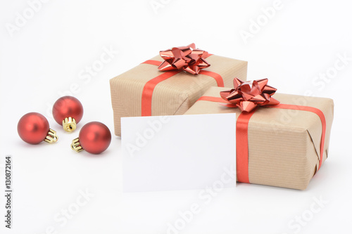 Cajas de regalo con lazo rojo, cinta roja y tarjeta en blanco