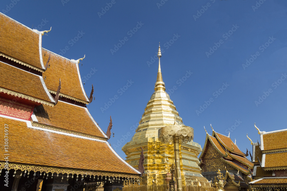 Fototapeta premium Big beautiful golden pagoda of Wat Phra That Doi Suthep