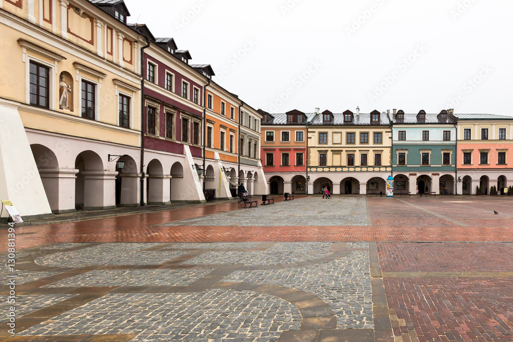 Colourful tenement houses on empty market square in Zamosc, Pola