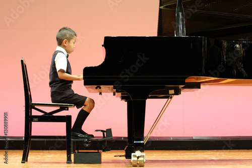 ピアノを弾く小学生(1年生)