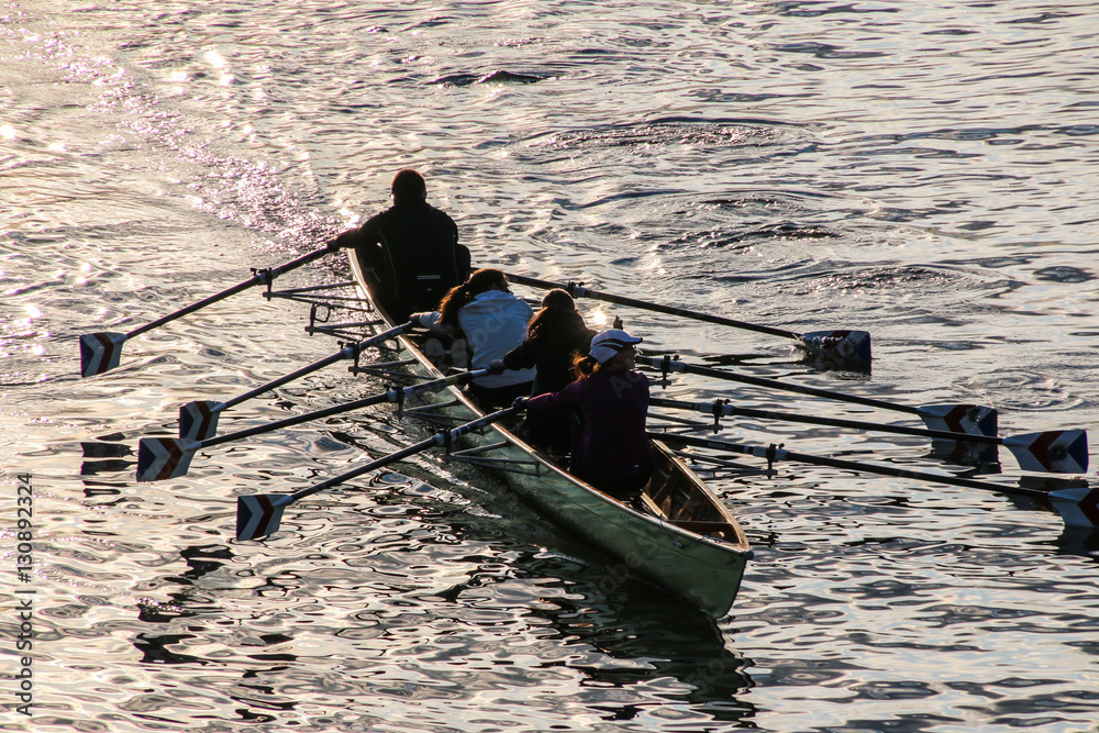 Naklejka premium Rudergemeinschaft im Gegenlicht