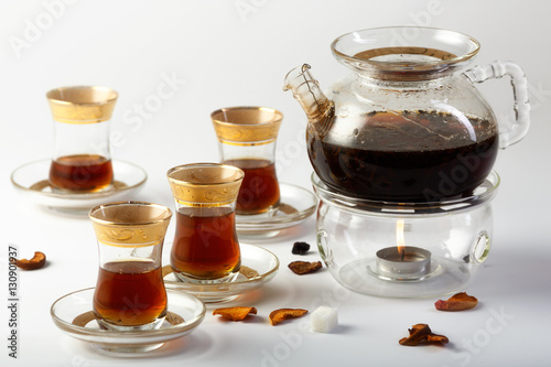 черный чай в заварочном чайнике и в стаканах