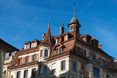 Svizzera, 2016/08/12: vista dei palazzi con dettagli delle case nelle strade e nei vicoli della città medievale di Lucerna