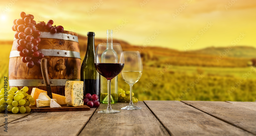 Fototapeta Czerwony i biały wino słuzyć na drewnianych deskach, winnica na tle