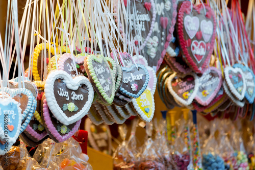 Lebkuchenherzen an einem Marktstand