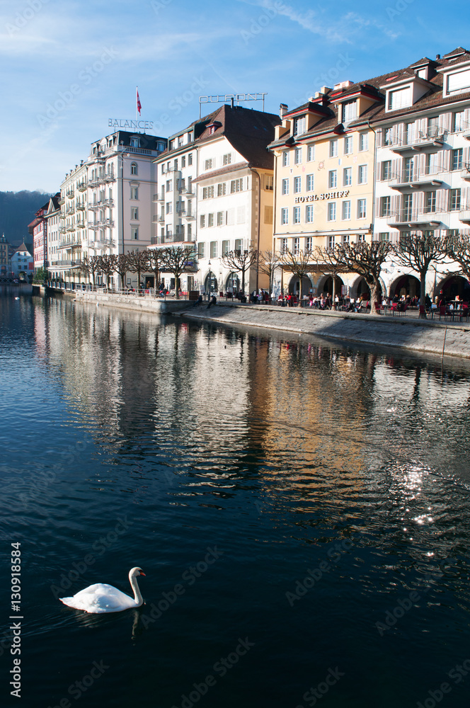Svizzera, 08/12/2016: il fiume Reuss e lo skyline della città medievale di Lucerna, famosa per i suoi ponti di legno coperti 