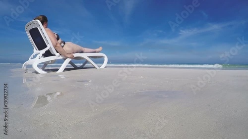 Frau sonnt sich am Karibikstrand auf Kuba Varadero photo