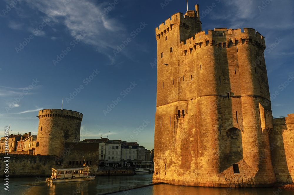 Torre de San Nicolás y Torre de Las Cadenas flanqueando el puerto Viejo