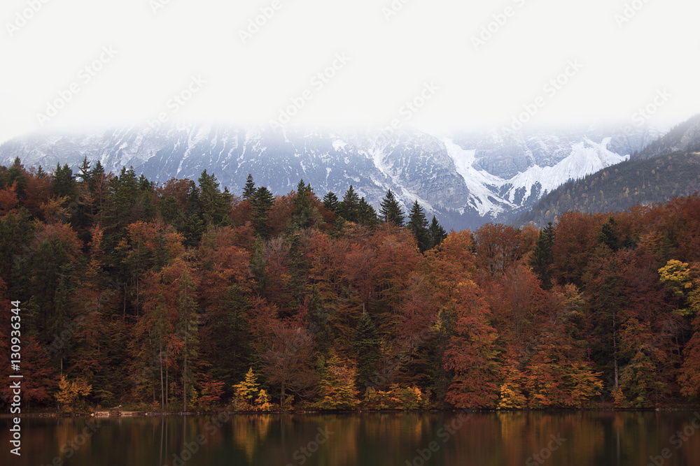 See, Wald und Berge im Herbst