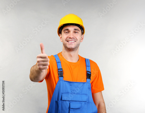 Handsome warehouse worker s...