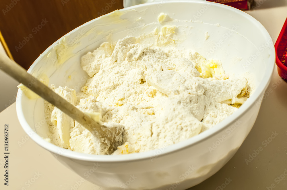 impastare a mano farina uova e zucchero per preparare l'impasto impastare a mano farina uova e zucchero per preparare l'impasto