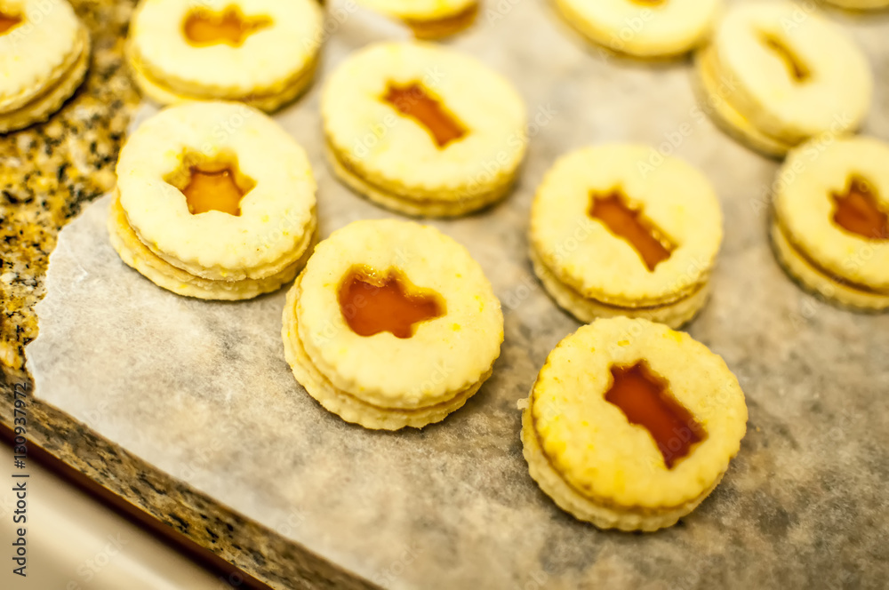 preparare i biscotti di natale con farina uova zucchero e marmellata