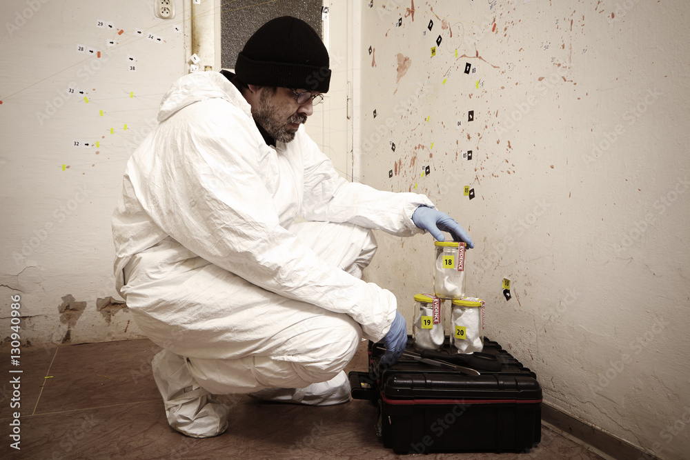 Crime scene investigation - sealing of odor traces by criminologist