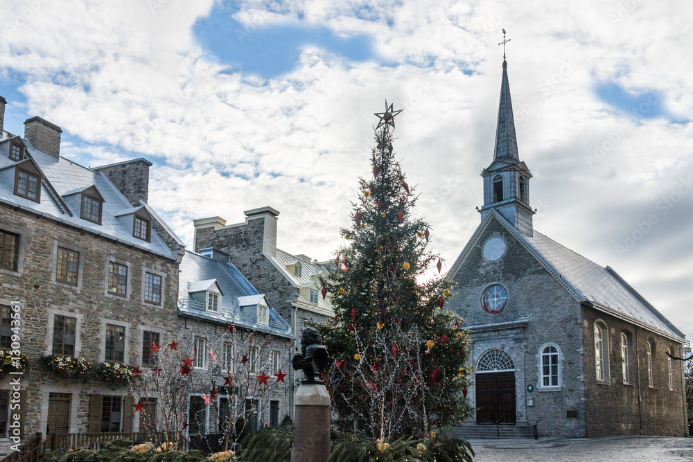 Obraz premium Place Royale (Royal Plaza) and Notre Dame des Victories Church decorated for Christmas - Quebec City, Canada