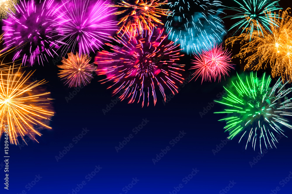 Buntes Feuerwerk an Silvester als Hintergrund Buntes Feuerwerk an Silvester als Hintergrund