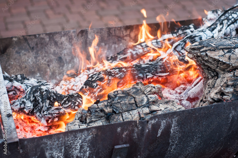 détail barbecue et flammes