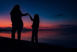 Sonnenuntergang  Mutter mit Tochter am Meer, Herz