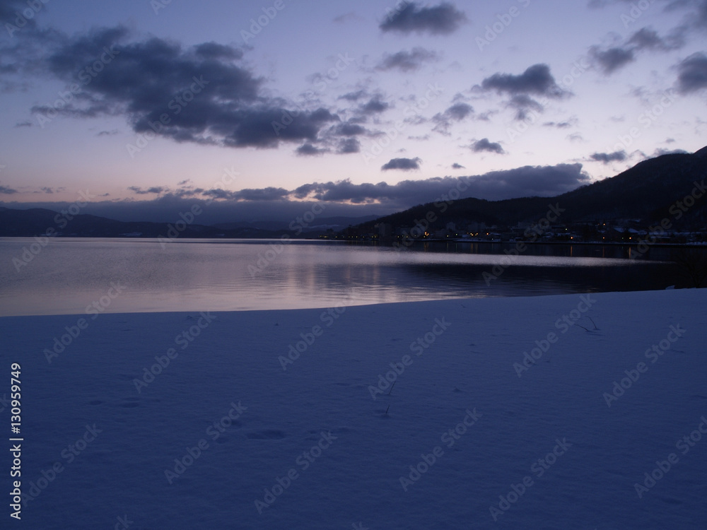 湖畔の冬景色　街の光