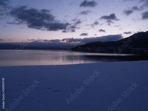 湖畔の冬景色 街の光