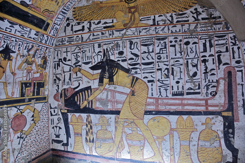 Obraz premium Wall painting and decoration of the tomb: ancient Egyptian gods and hieroglyphs in wall painting 