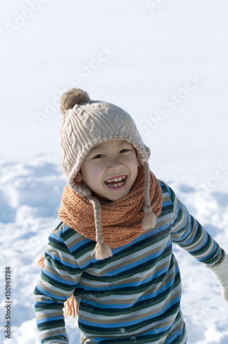 雪原で微笑む男の子