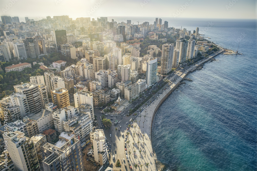 Obraz premium Widok z lotu ptaka na Bejrut, Liban, miasto Bejrut, krajobraz miasta Bejrut