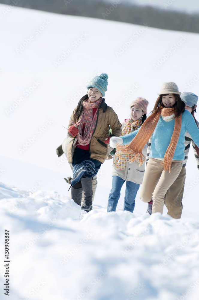雪原を歩く若者たち
